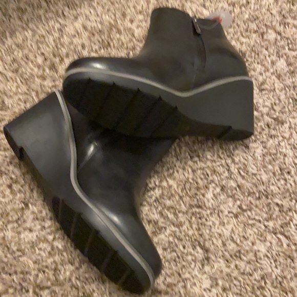 Blondo Leah Waterproof Wedge Bootie - Picture 10 of 10